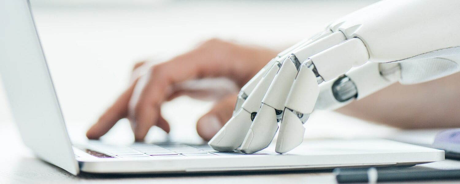 robot machine learning e umano scrivono insieme al pc